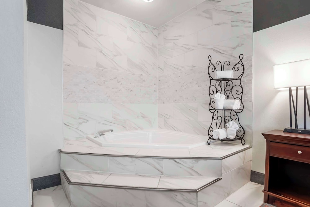 Suite, 1 King Bed, Non Smoking, Jetted Tub (with Single Sofabed) - Photo 4