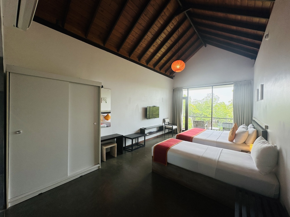Deluxe Twin Suite with Lake View and Balcony