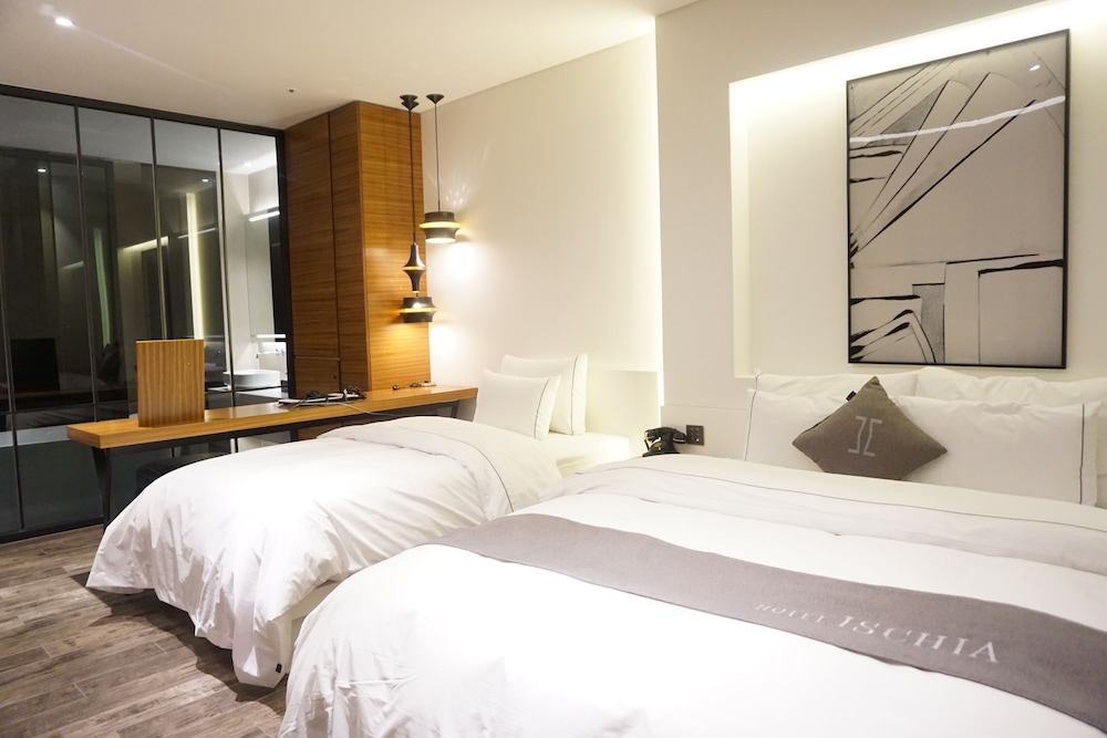 PremierDeluxeTwinA(ExtraBedKRW 20000on-site,mixed-gender not allowed for 3 or more pax/Freebreakfast photo 2