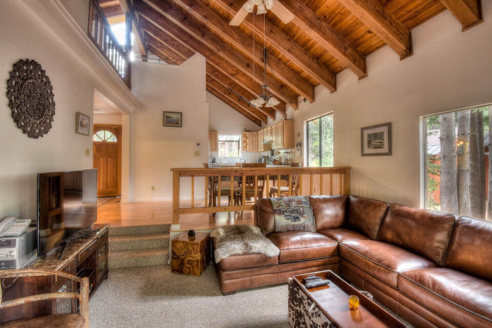 House, Multiple Beds, Patio, Mountain View (Glacier Forest Getaway) photo 1
