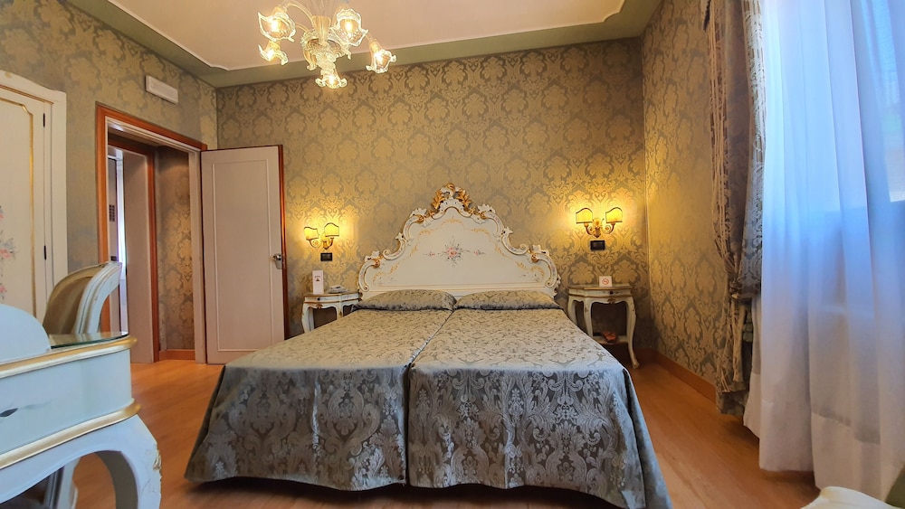 Classic Twin Room