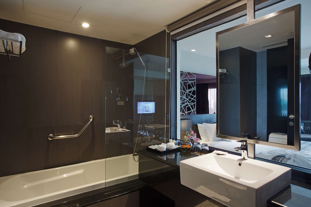 Deluxe Room, 1 King Bed, City View (Deluxe) photo 1