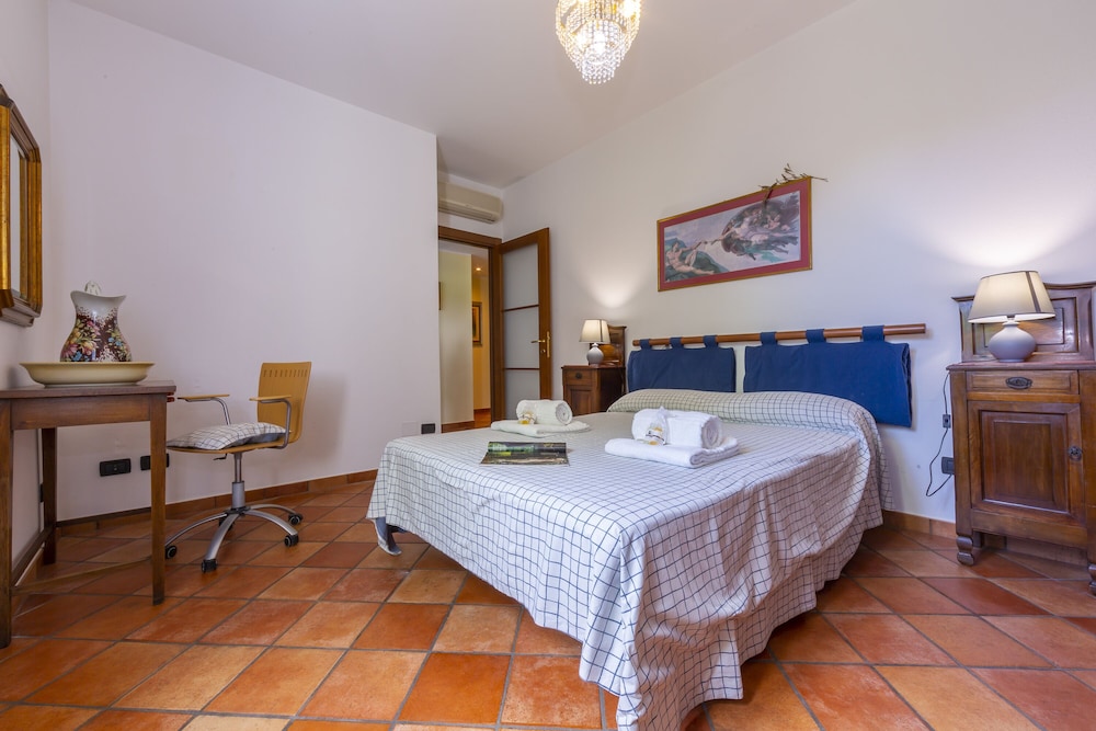 Family Apartment, Multiple Bedrooms, 2 Bathrooms (La Casetta Sull'Albero 900m from the)