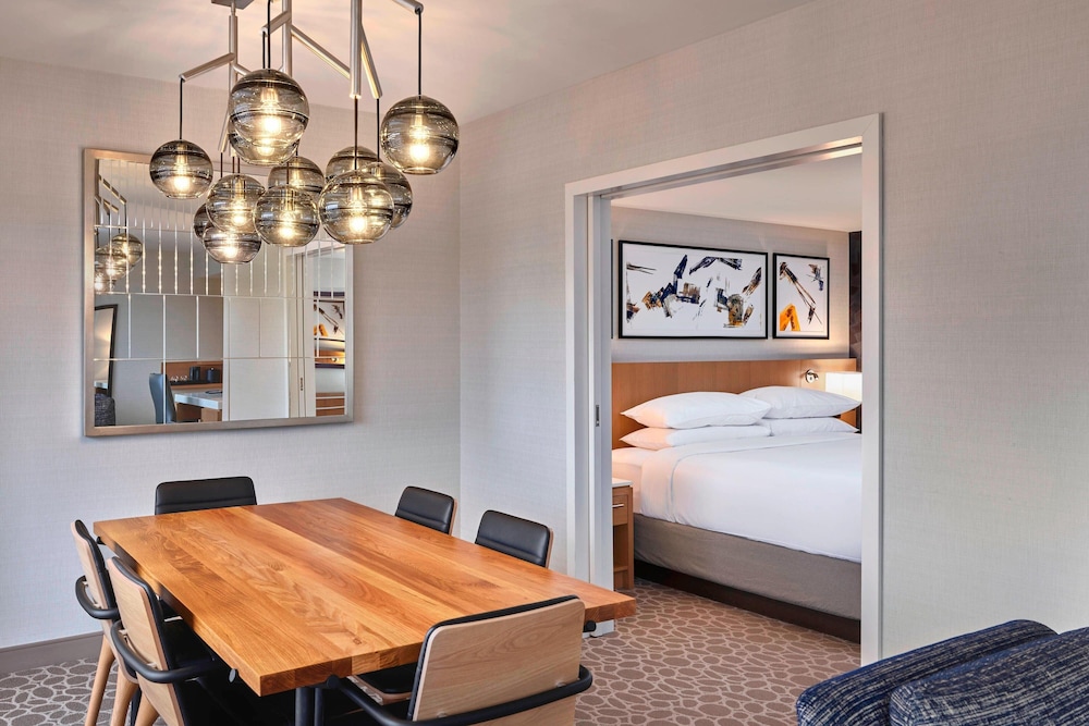 Studio Suite, 1 King Bed, River View - Photo 3