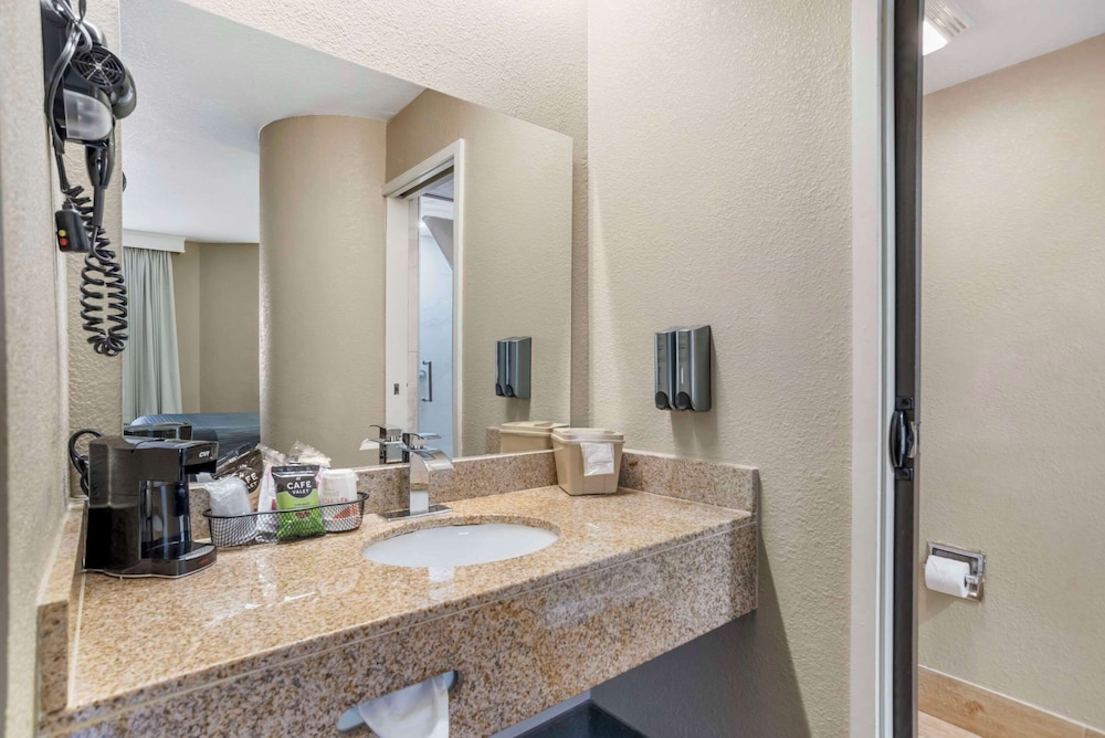 Suite, 2 Queen Beds, Non Smoking (Upgrade) - Photo 4