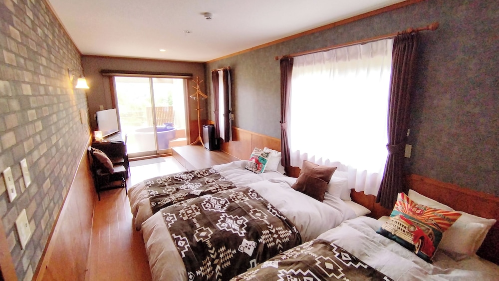 Deluxe Triple Room, Balcony, Partial Ocean View photo 3