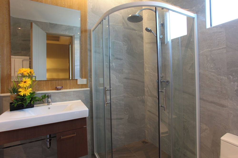 Pool Suite - Photo 3