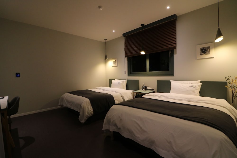 Premium Twin Room - Photo 9