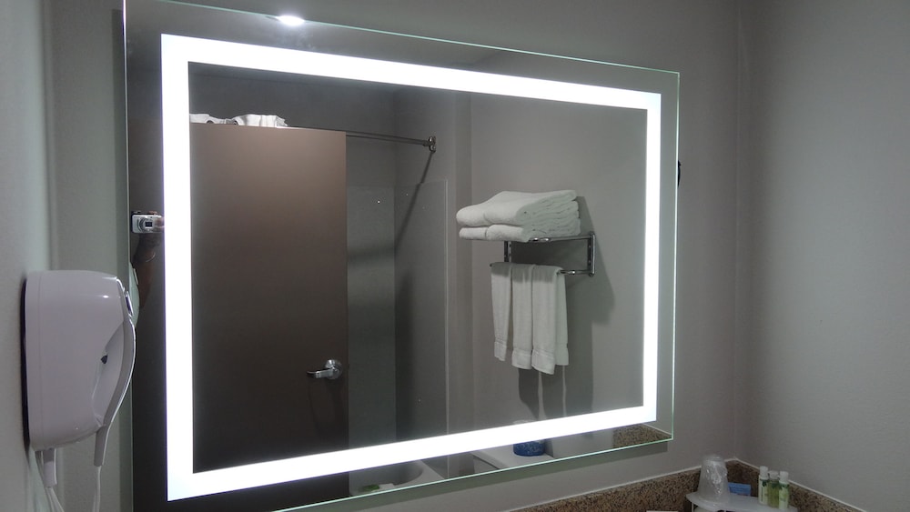 Standard Room, 1 King Bed, Jetted Tub - Photo 3