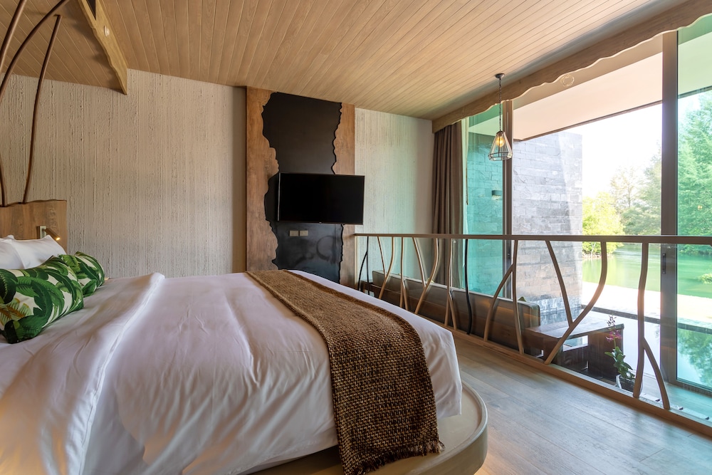 Pool Suite photo 3