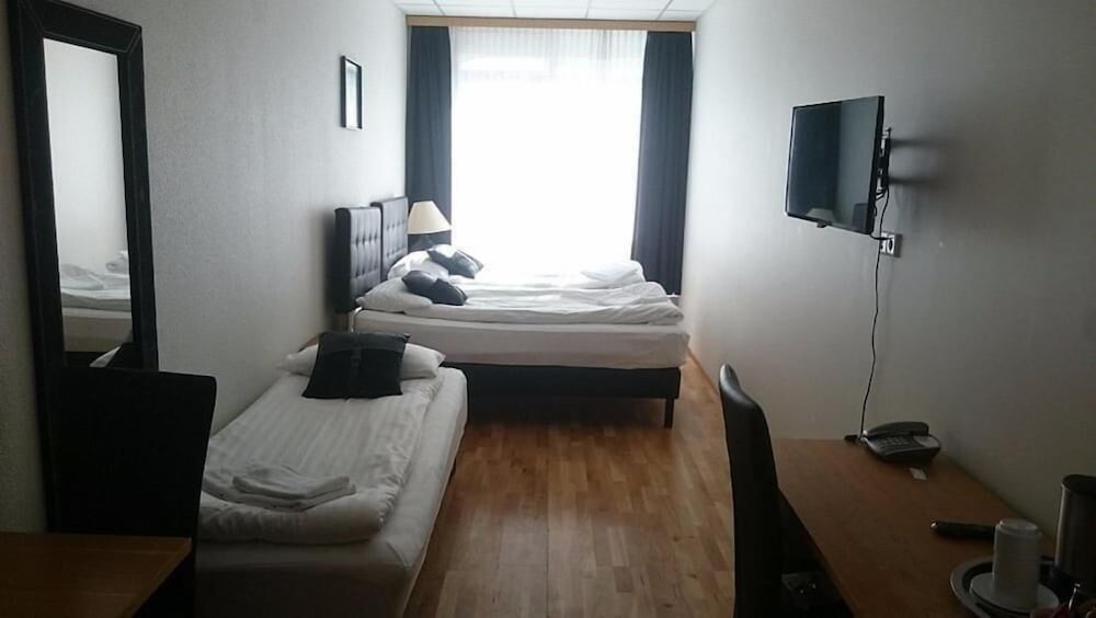 Standard Triple Room, 3 Twin Beds, Balcony, Sea View photo 2
