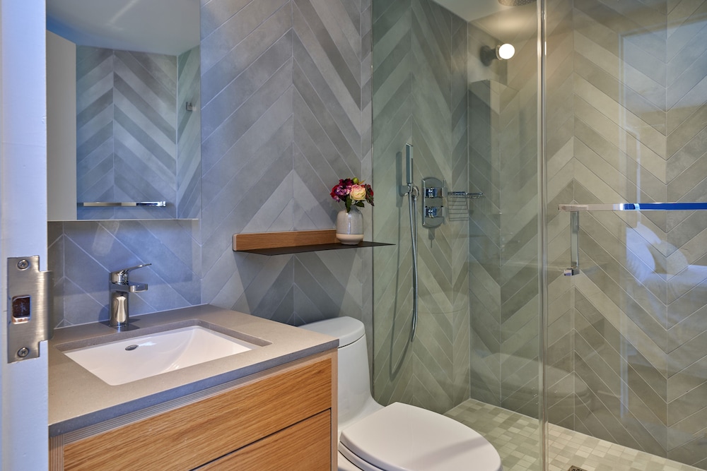 Premier Suite (Full Bed) thumbnail 6