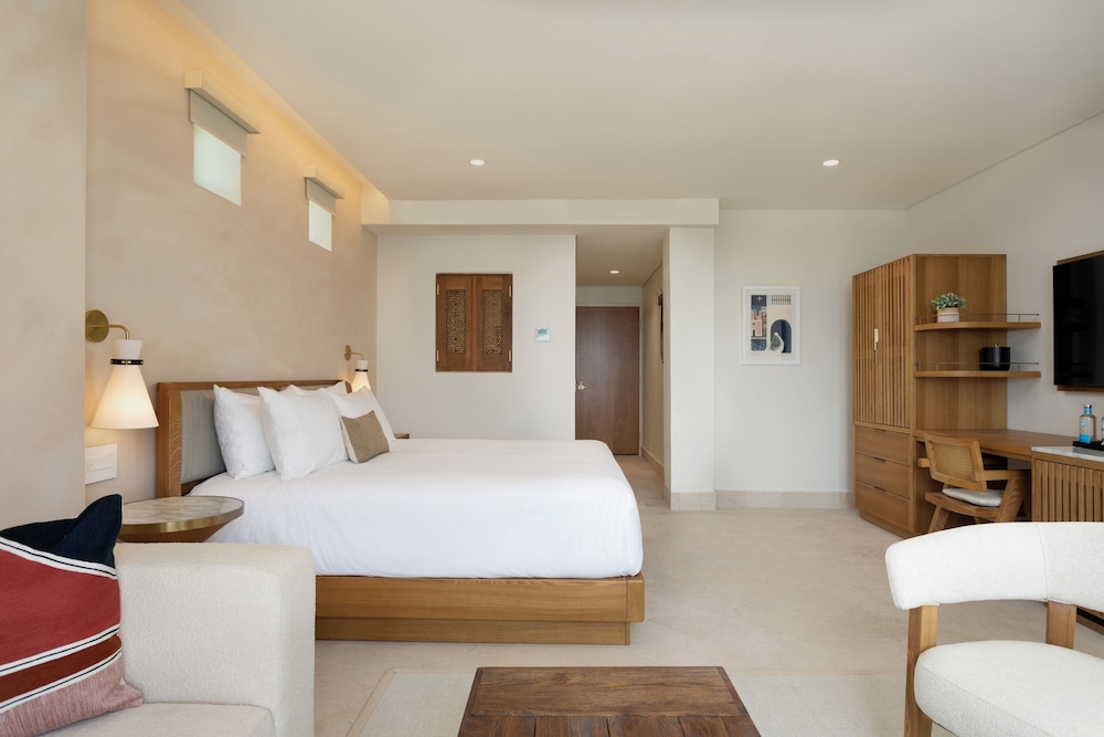 Suite, 1 King Bed, Balcony (Plaza) photo 3