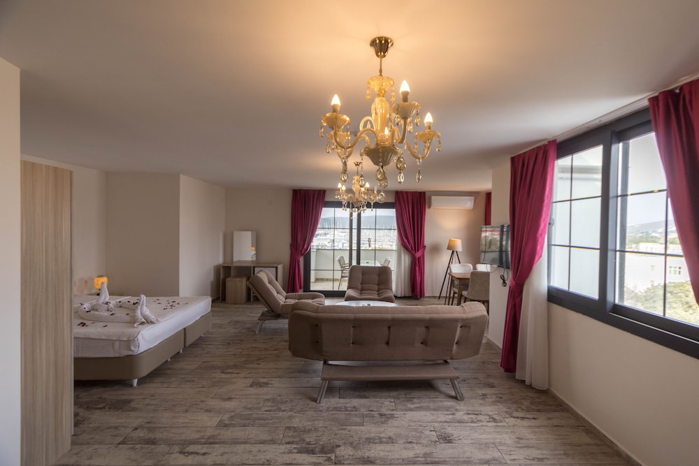 Superior Studio Suite, 1 King Bed, Sea View photo 1