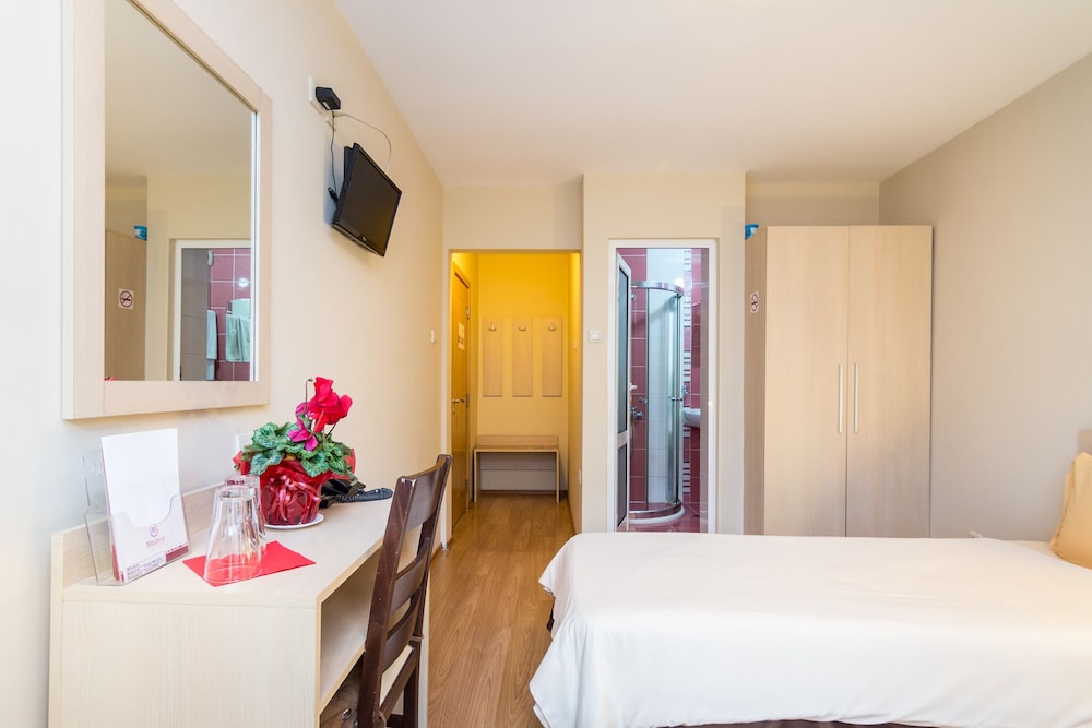 Twin Room - Photo 5