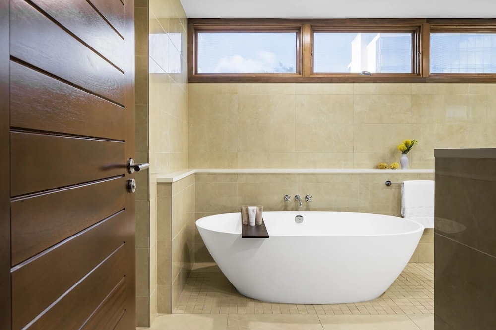 Oceanfront King Junior Suite At Merrywing Beach