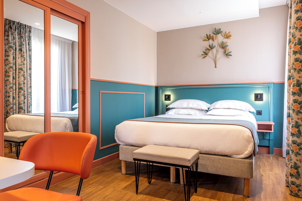 Classic Double Room, Garden Area thumbnail 6