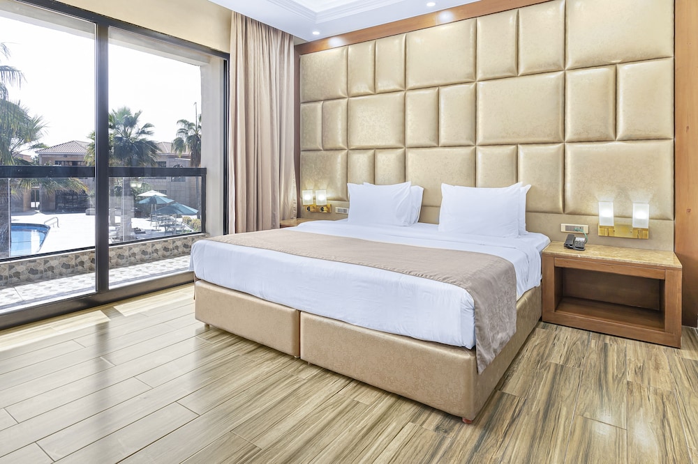 Deluxe Room, Pool View