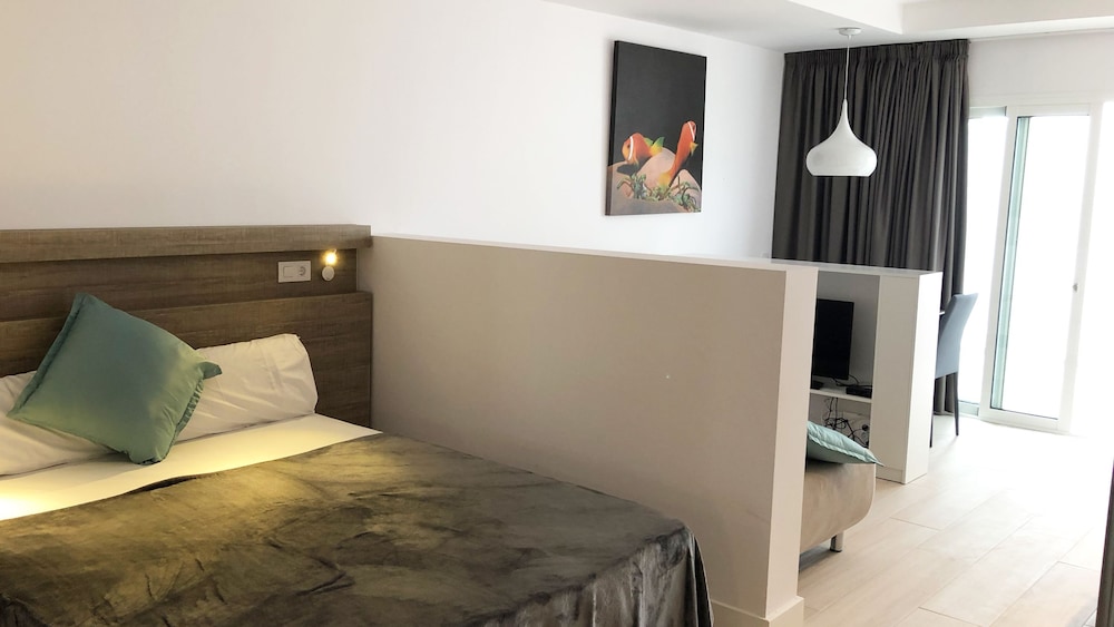Junior Studio Suite, 1 King Bed With Sofa Bed, Garden View photo 3