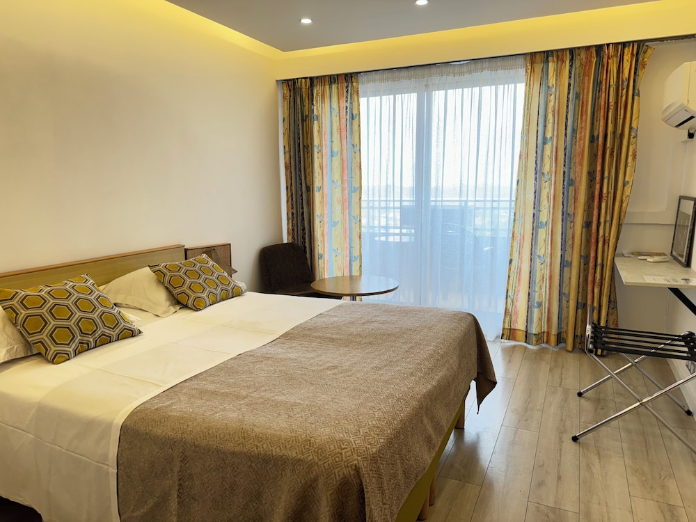 Panoramic Triple Room, City View photo 3