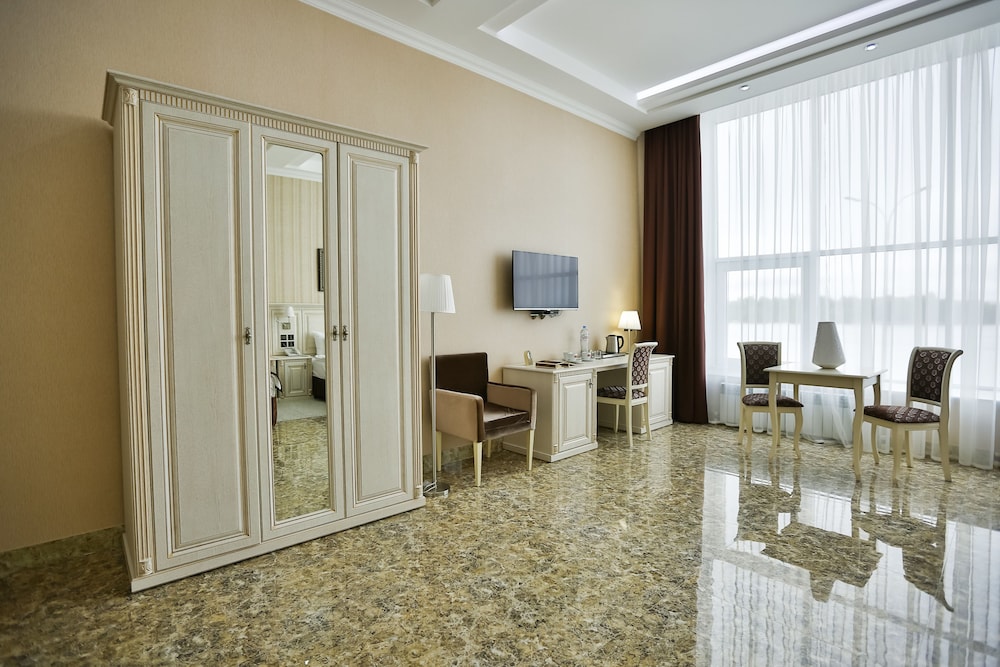 Family Room, Jetted Tub photo 3
