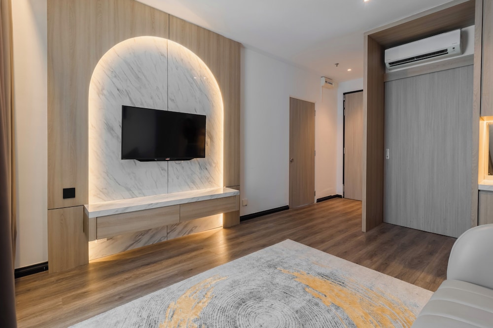 Deluxe Room - Photo 12