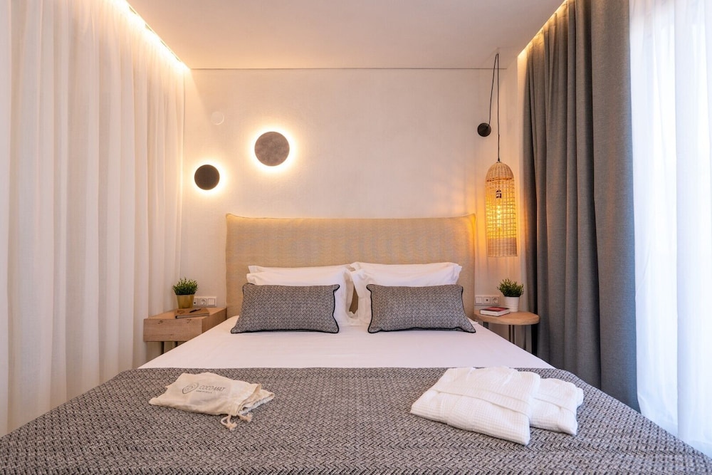 Deluxe Room, Balcony, Pool View