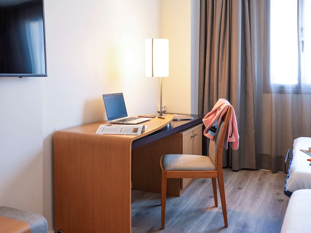 Superior Room, 1 Queen Bed thumbnail 6