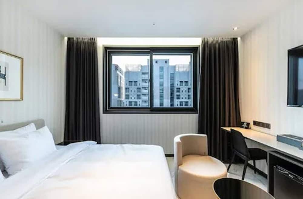 Standard Double Room, City View - Photo 3