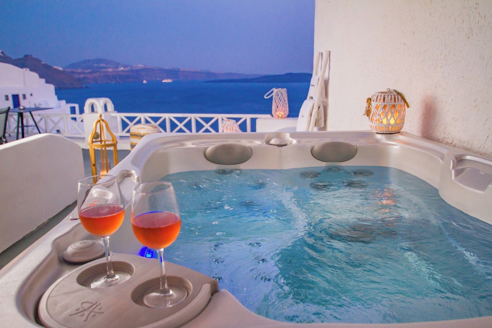 Superior Cave Suite with Hot Tub & Caldera View - Photo 14