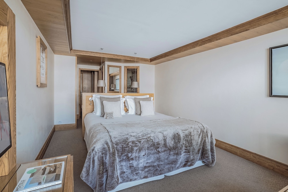 Room (Saulire, central bed)
