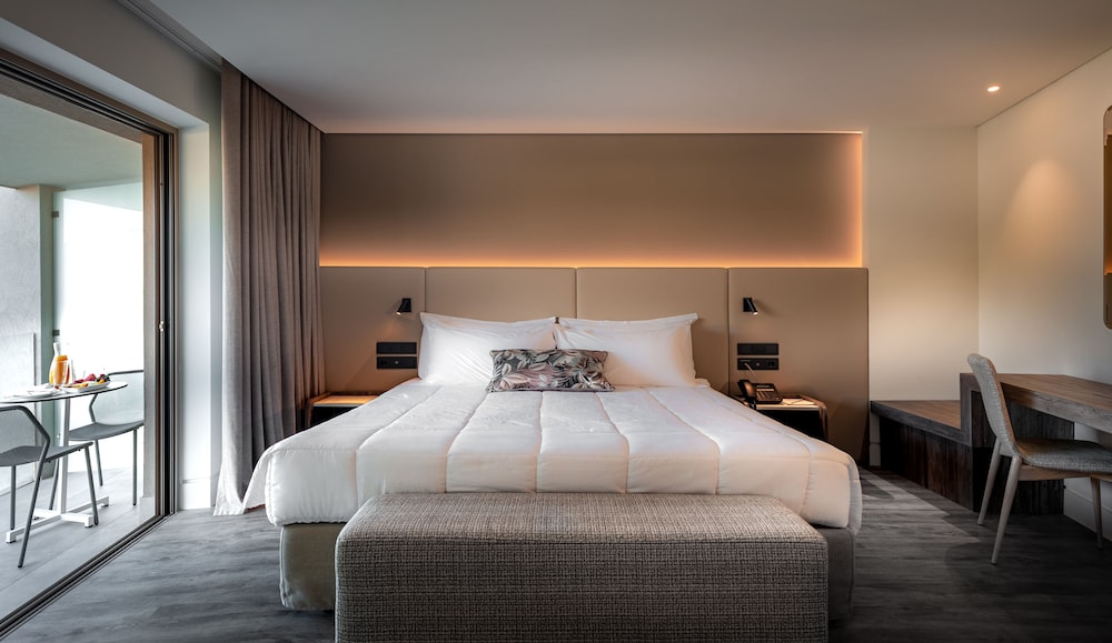 Superior Room (2 adults + 1 child) - Photo 4