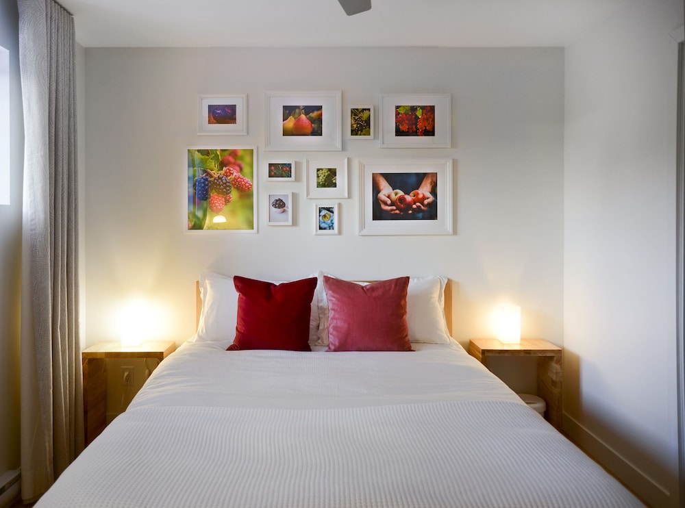 Deluxe Room, 1 Queen Bed, Ensuite photo 3