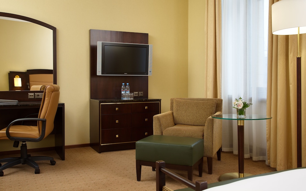 Deluxe Room, 1 Queen Bed photo 2