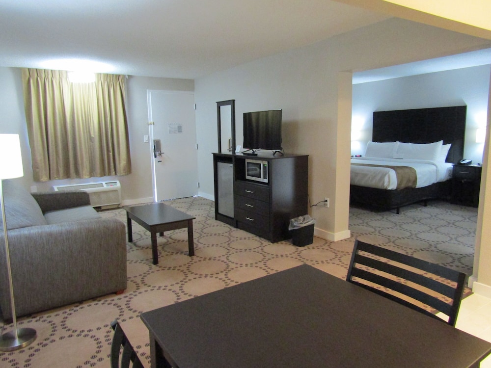 King Bed 2 Room Suite, Non Smoking photo 3