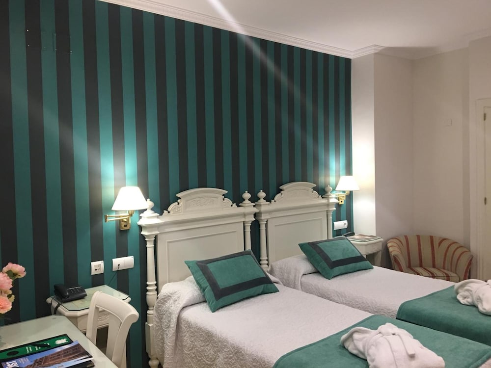 Standard Twin Room - Photo 14
