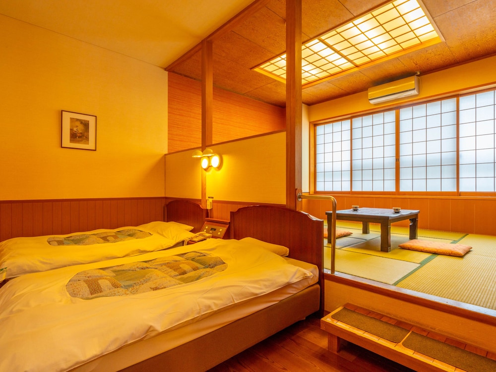 Japanese-Western Style room, 2 Single Beds with Tatami room (27 sqm) photo 2