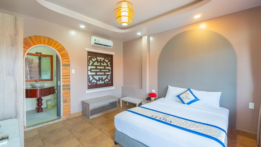 Deluxe Room, Pool View - Photo 4