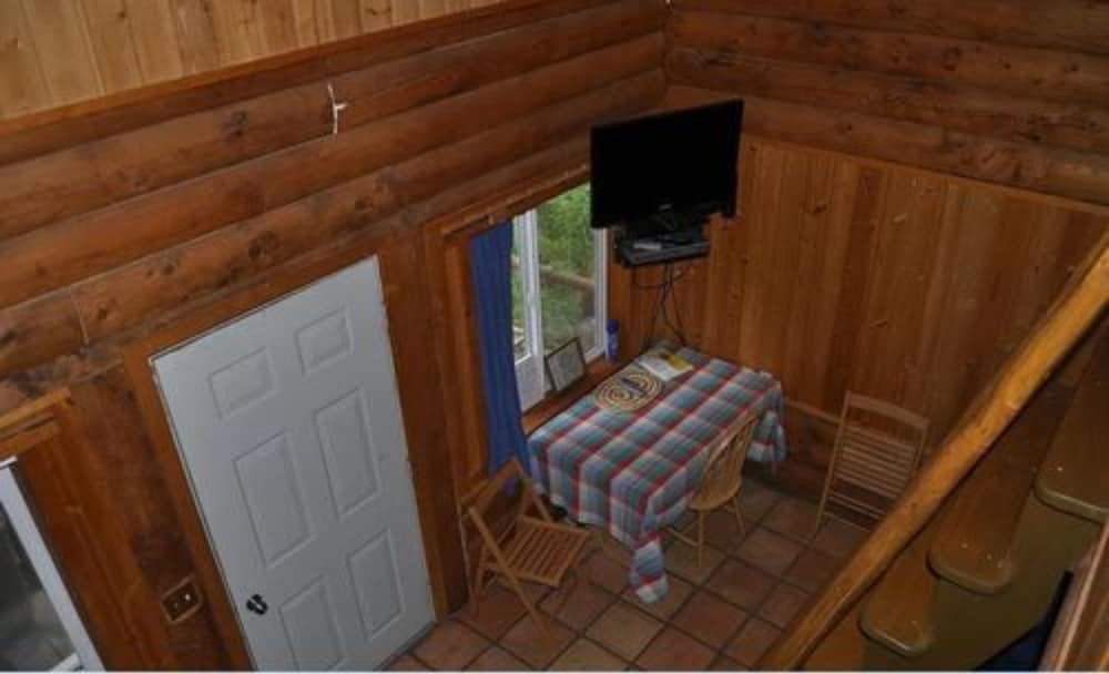 Hideaway Log Cabin, Forest privacy, Loft, Private Bath Jetted Tub, Kitchen photo 2