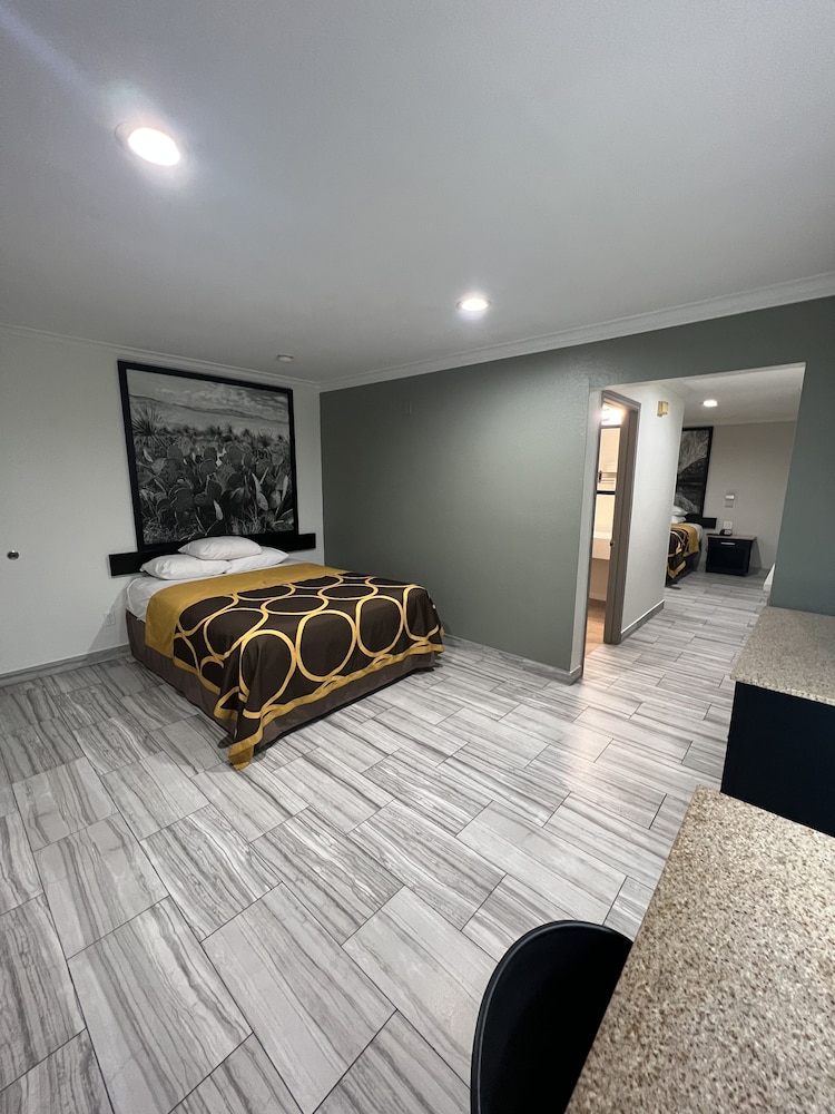 Suite (1 King and 1 Queen bed) - Photo 2