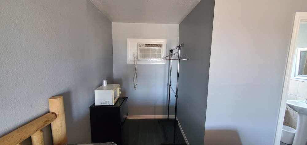 Basic Double or Twin Room - Photo 4