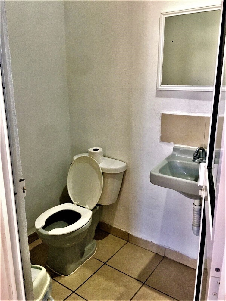 Economy Triple Room photo 3