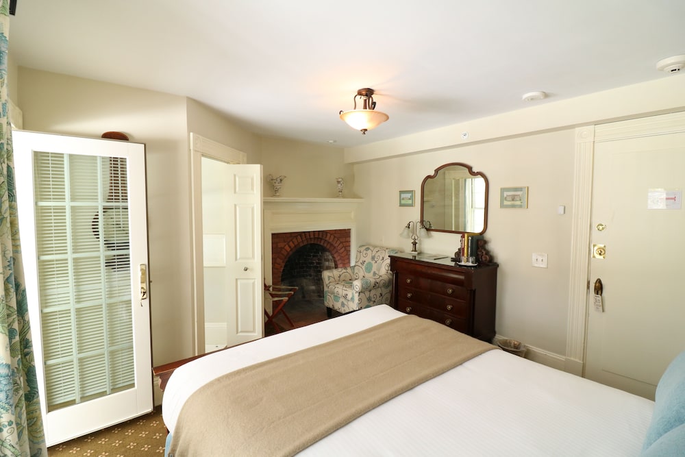 Calvin Coolidge Room, 1 Queen Bed, Private porch, Antique show fireplace, Library access photo 3