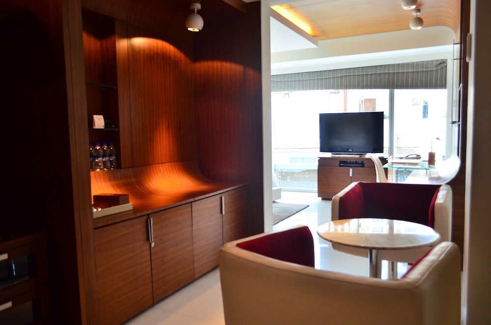 Signature Suite - Photo 2