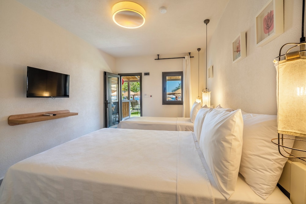 Standard Triple Room, Multiple Beds, Patio photo 1