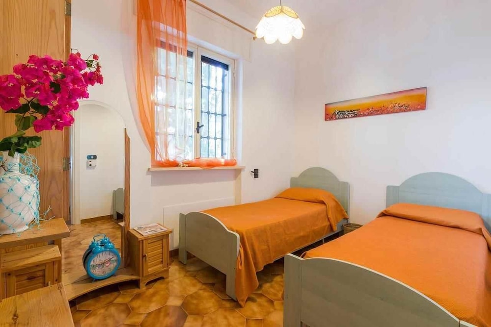 House (2 Bedrooms)