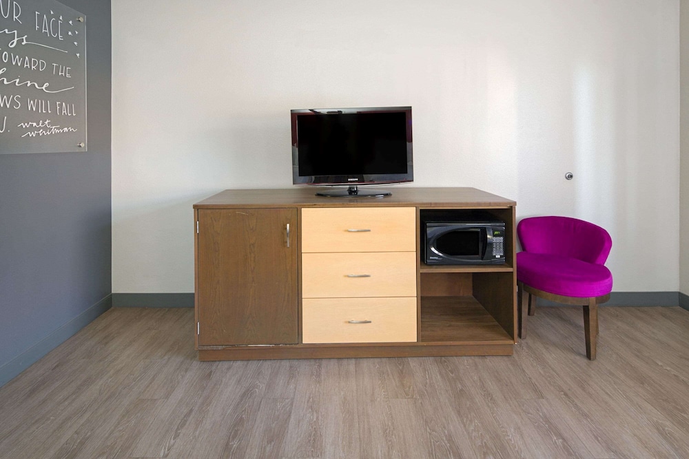 Deluxe Suite, 1 King Bed, Accessible, Bathtub (Mobility, Grab bars) - Photo 3