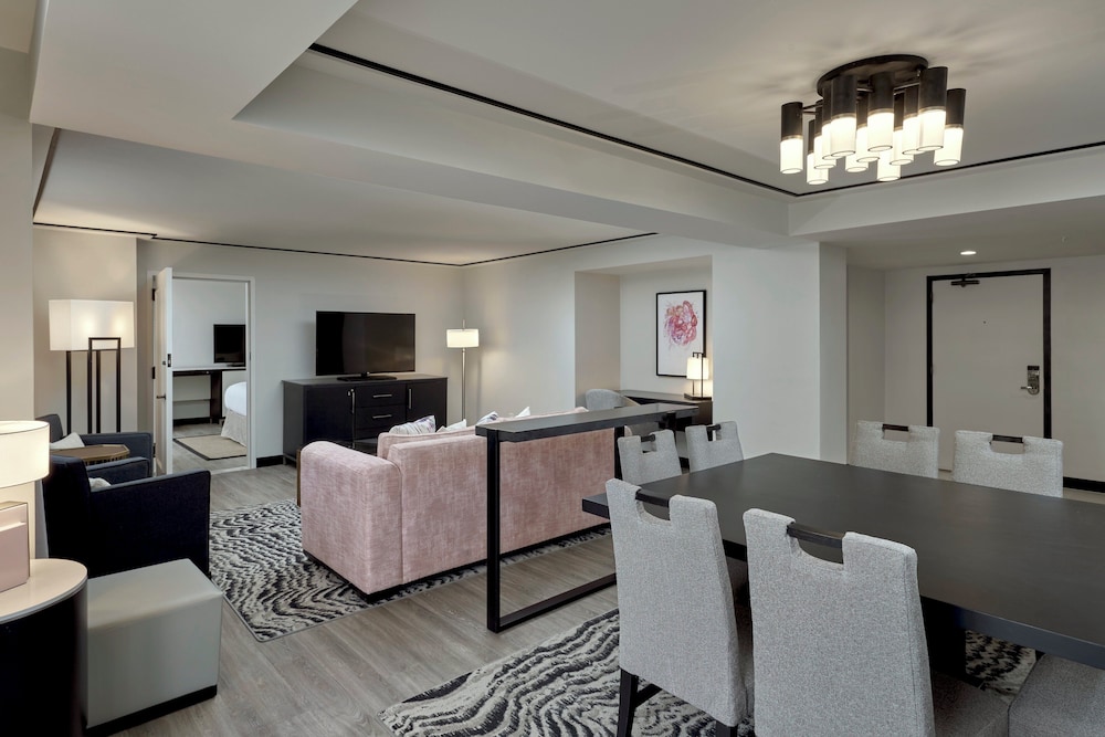 Suite, 1 Bedroom, Balcony - Photo 3