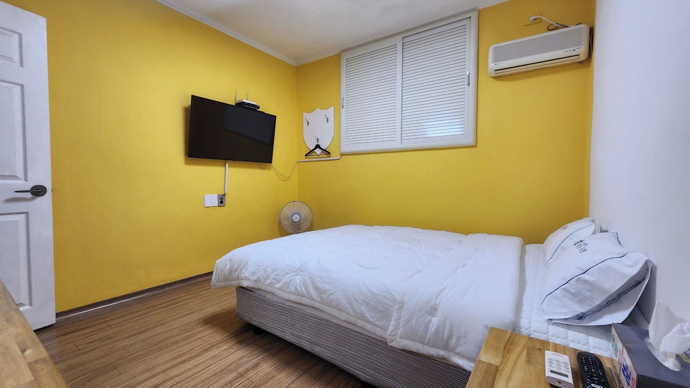 Standard Room, 1 Queen Bed photo 2