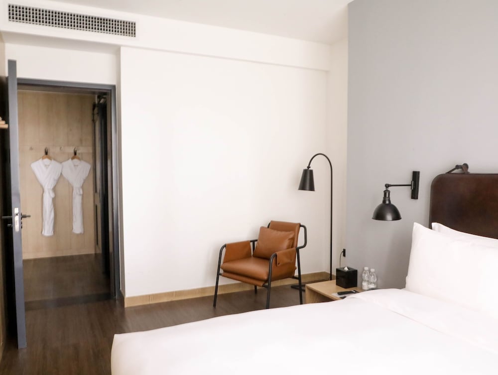 Junior Suite, 1 King Bed, City View - Photo 2